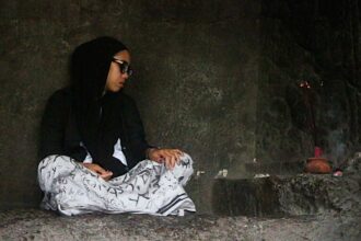 Vinajuli Sahabuddin duduk di tempat Dewi Kilisuci bertapa pada masa Kerajaan Kahuripan